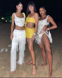 Isis Valverde feet photo thumbnail