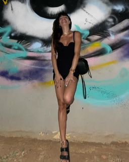 Isis Valverde feet photo thumbnail