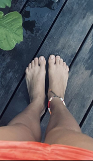Isis Valverde feet photo thumbnail