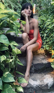 Isis Valverde feet photo thumbnail