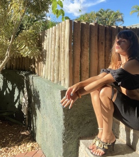 Isis Valverde feet photo thumbnail