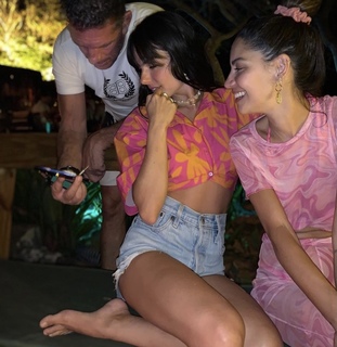 Isis Valverde feet photo thumbnail