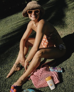 Isis Valverde feet photo thumbnail