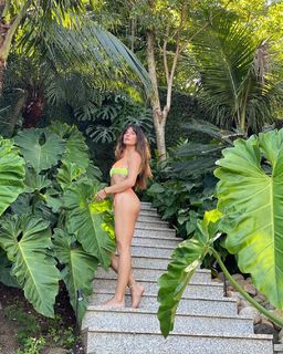 Isis Valverde feet photo thumbnail