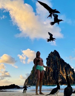 Isis Valverde feet photo thumbnail