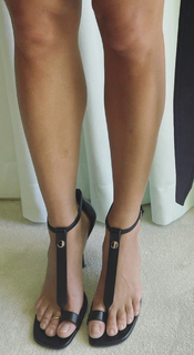 Isis Valverde feet photo thumbnail