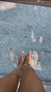 Isis Valverde feet photo thumbnail