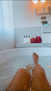 Isis Valverde feet photo thumbnail