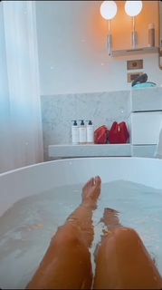 Isis Valverde feet photo thumbnail