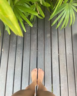 Isis Valverde feet photo thumbnail