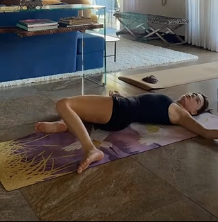 Isis Valverde feet photo thumbnail