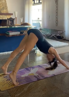 Isis Valverde feet photo thumbnail