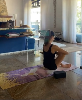 Isis Valverde feet photo thumbnail