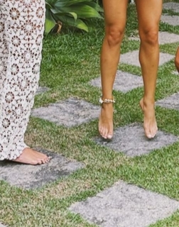 Isis Valverde feet photo thumbnail