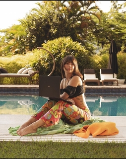 Isis Valverde feet photo thumbnail
