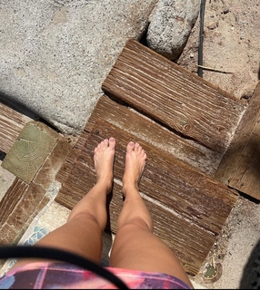 Isis Valverde feet photo thumbnail