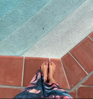 Isis Valverde feet photo thumbnail