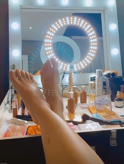 Isis Valverde feet photo thumbnail