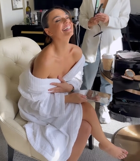 Isis Valverde feet photo thumbnail