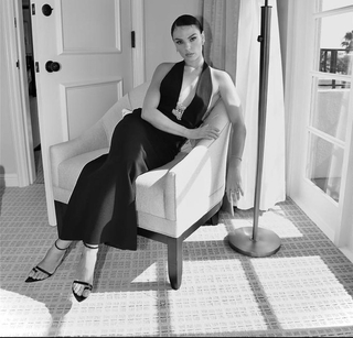 Isis Valverde feet photo thumbnail