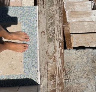 Isis Valverde feet photo thumbnail
