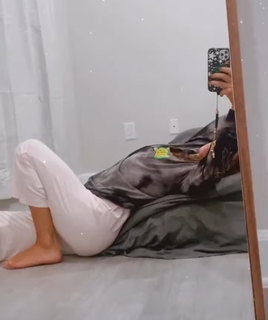 Isis Valverde feet photo thumbnail