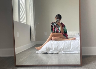 Isis Valverde feet photo thumbnail
