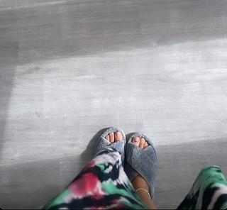 Isis Valverde feet photo thumbnail