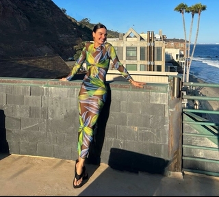 Isis Valverde feet photo thumbnail