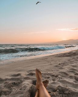 Isis Valverde feet photo thumbnail