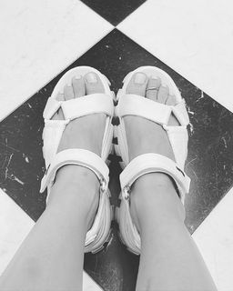 Isis Valverde feet photo thumbnail