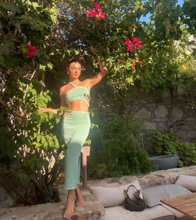 Isis Valverde feet photo thumbnail