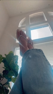 Isis Valverde feet photo thumbnail