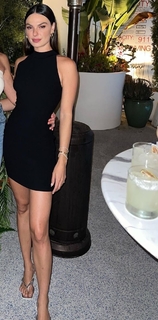 Isis Valverde feet photo thumbnail