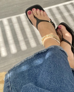 Isis Valverde feet photo thumbnail