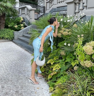 Isis Valverde feet photo thumbnail