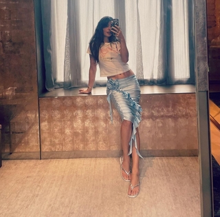 Isis Valverde feet photo thumbnail