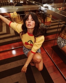 Isis Valverde feet photo thumbnail