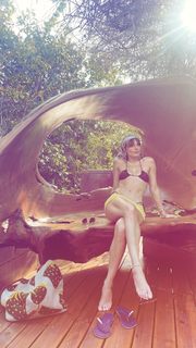 Isis Valverde feet photo thumbnail