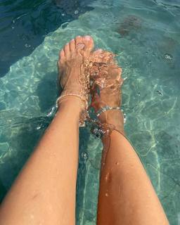 Isis Valverde feet photo thumbnail