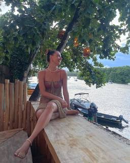 Isis Valverde feet photo thumbnail