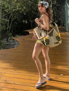Isis Valverde feet photo thumbnail
