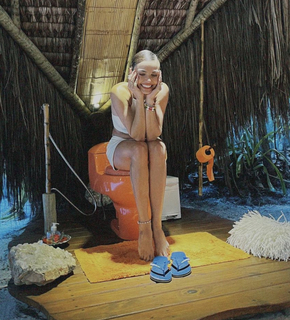 Isis Valverde feet photo thumbnail