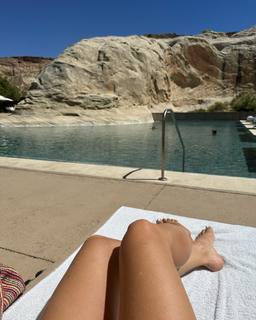 Isis Valverde feet photo thumbnail