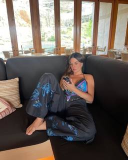 Isis Valverde feet photo thumbnail