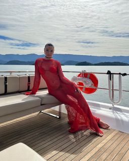 Isis Valverde feet photo thumbnail