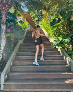 Isis Valverde feet photo thumbnail