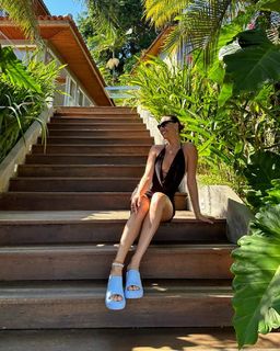 Isis Valverde feet photo thumbnail
