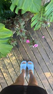 Isis Valverde feet photo thumbnail
