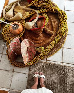 Isis Valverde feet photo thumbnail